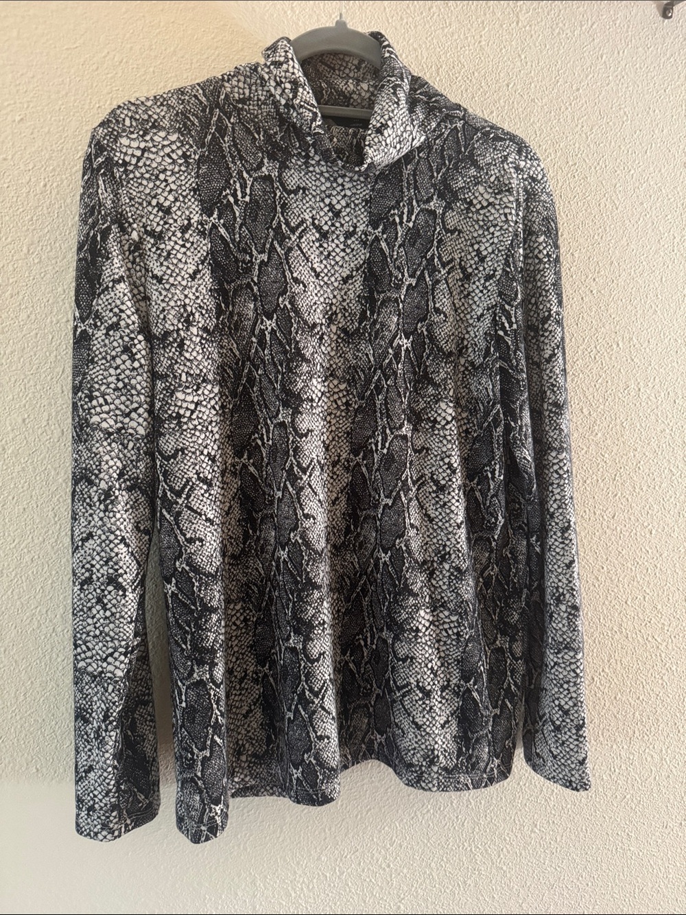 Banana Republic Black & White Snake-Print Long Sleeve Top